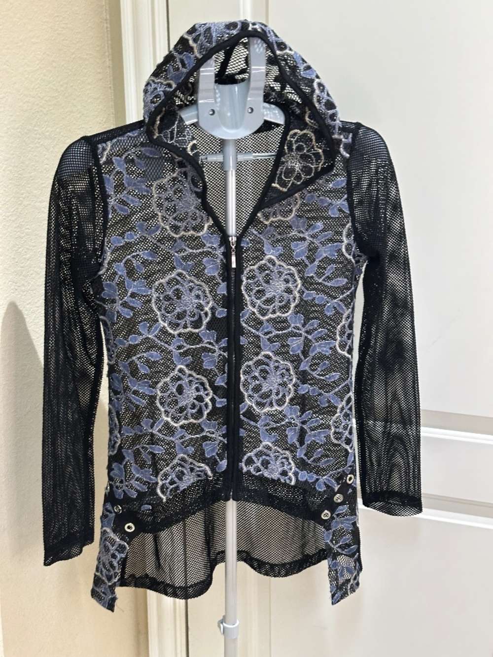 Alberto Makali women top